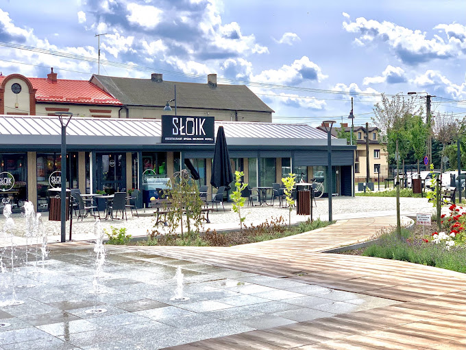 Restauracja SŁOIK na placu w Złoczewie z fontanną