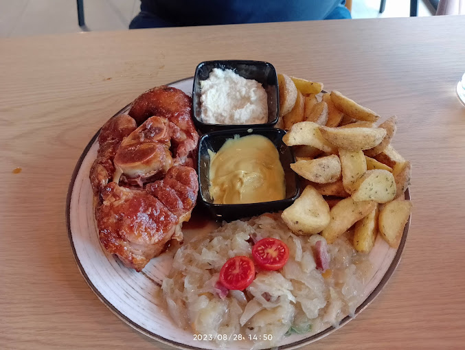 Pieczona Golonka z Kapustą